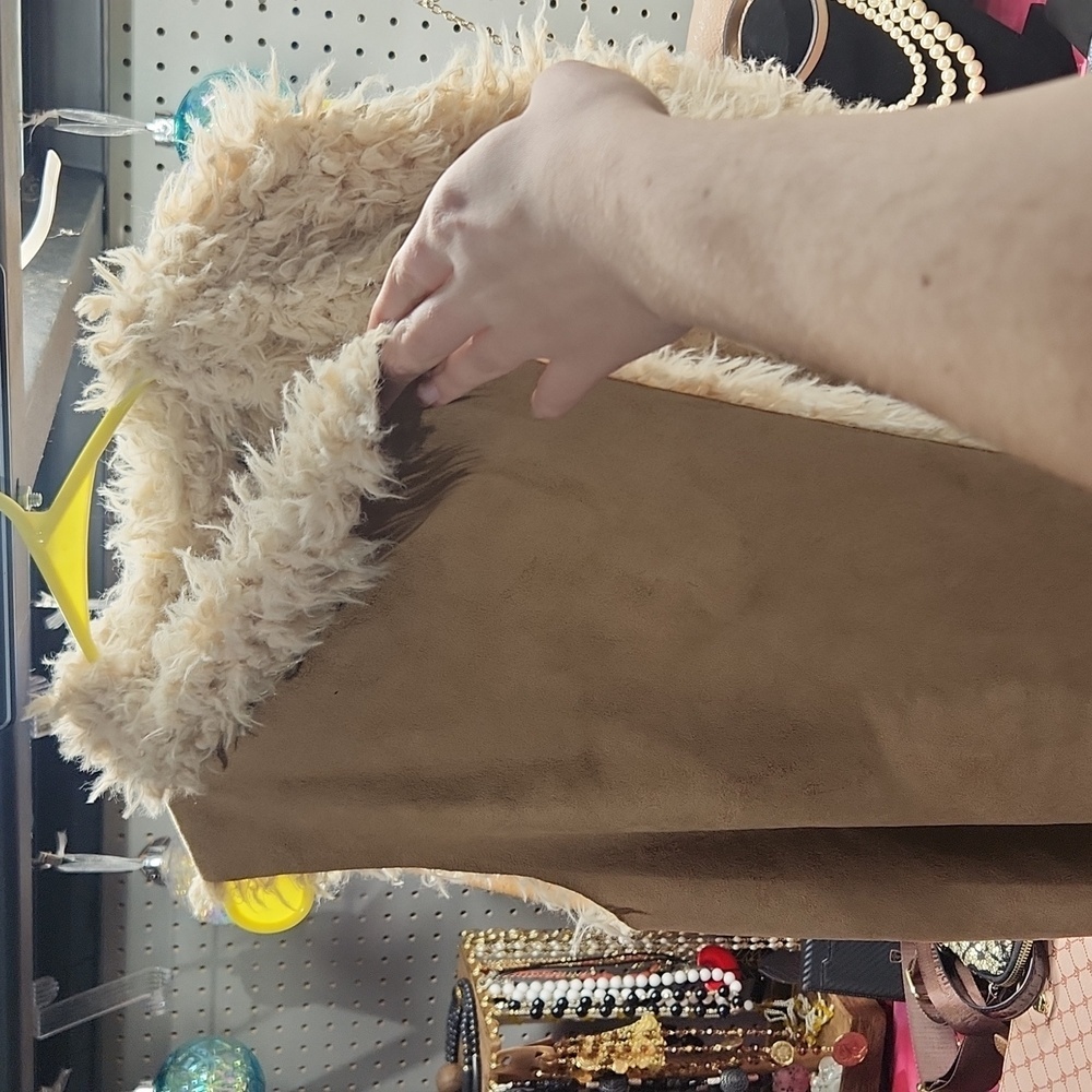 Stylish Tan Vest with Cream Fur Trim - Picture 3 of 3